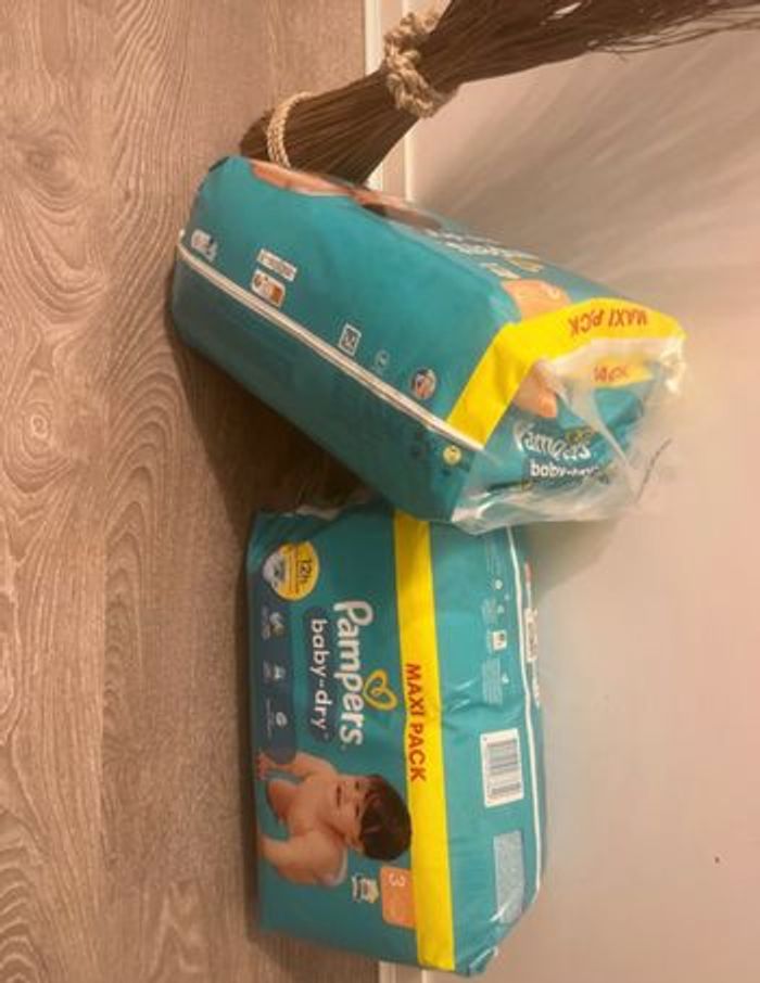 Lot de 2 maxi pack Pampers baby dry ( taille 3 )