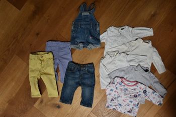 Lot de pantalons et hauts