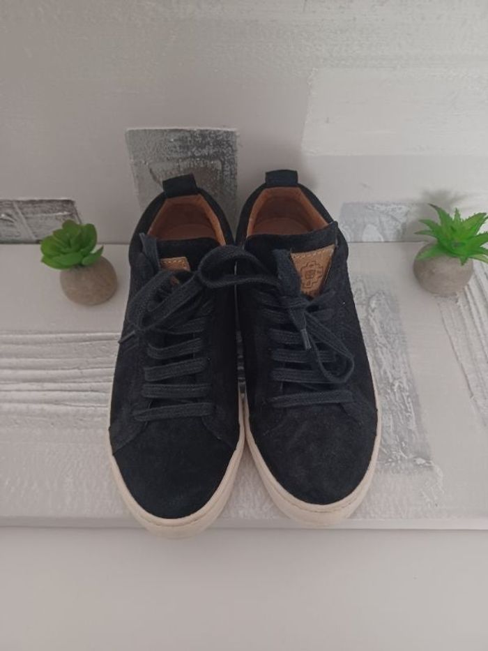 Sneakers noires cuir retourné motifs reliefs Mipacha Pointure 37