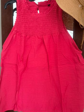 Joli top sans manches couleur framboise