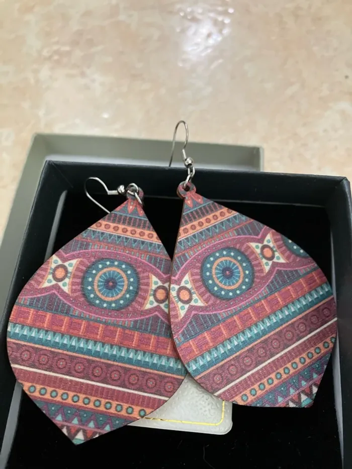 Grandes boucles d’oreilles en bois – Tons chauds bordeaux & marron - photo numéro 2