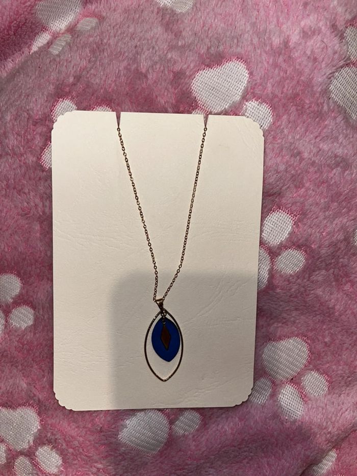 Collier doré cuir bleu