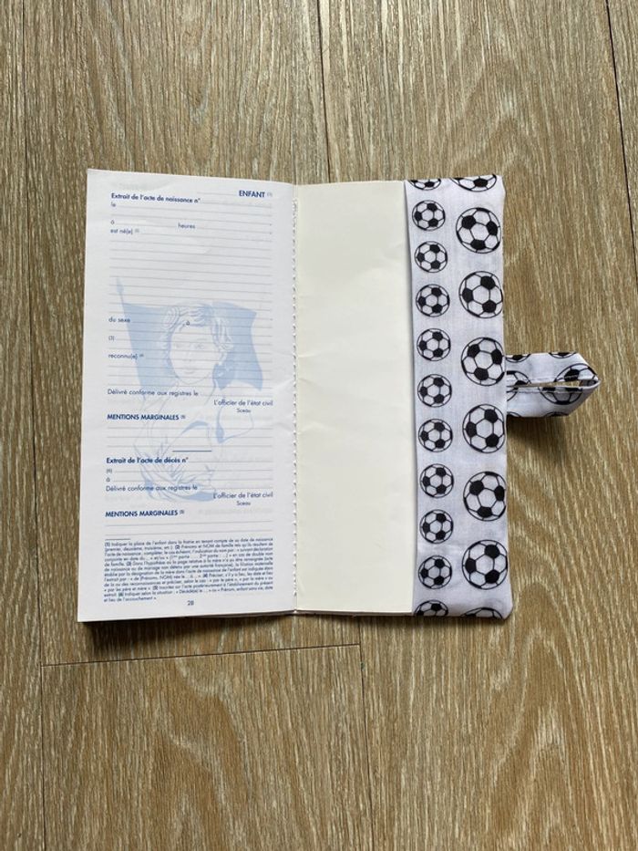 Protège livret de famille ballon de foot - photo numéro 3