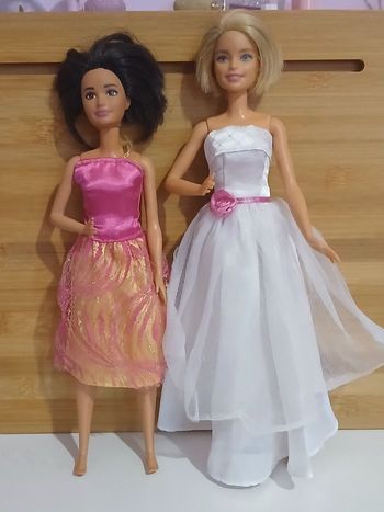 Lot 2 barbies