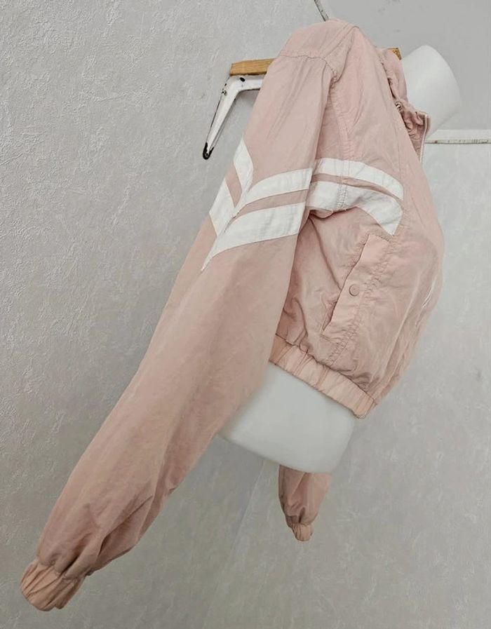 Veste imperméable, à capuche, manches
longues. Avec 2 poches.
Don't call me. Jennyfer.
Taille :XS - photo numéro 8