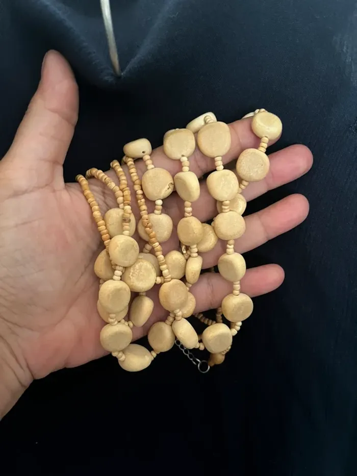 Collier perles bois et graine beige , fermeture réglable - photo numéro 2
