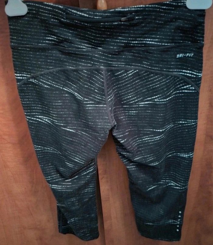 Legging court de sport Nike taille M - photo numéro 5