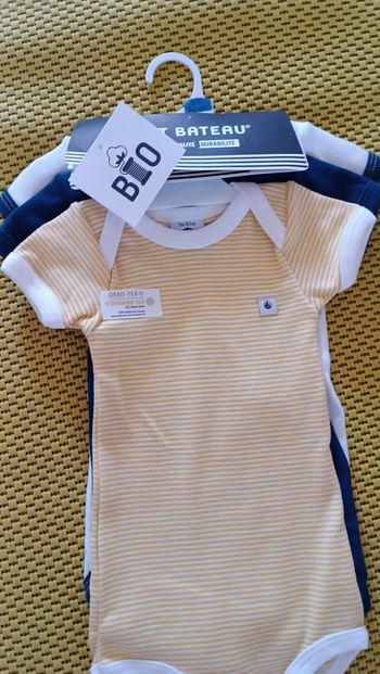 Petit Bateau. Lot de 3 Bodies manches courtes 100% Coton Bio. Bébé de 3 mois 62 cm.