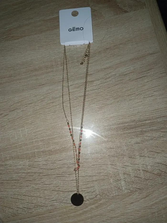 Double collier doré et rose pâle