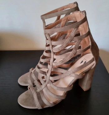 Sandales camel en nubuck à talons montantes