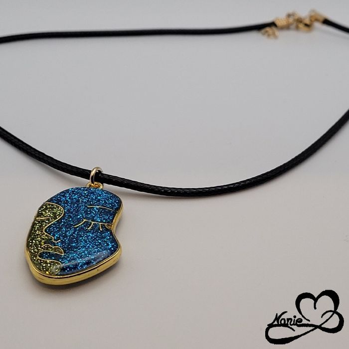 Pendentif en résine visage doré, bleu et vert