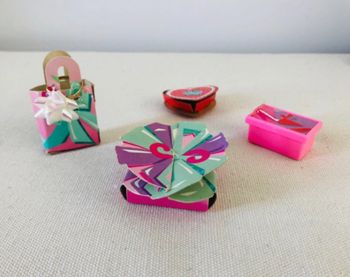 Lot boîte carton barbie accessoire chocolat sac