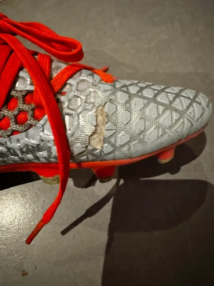 Chaussures de foot à crampons moulés - Puma - Net-Fit / Future - Gris & Orange - 34 - Bon état - photo numéro 5