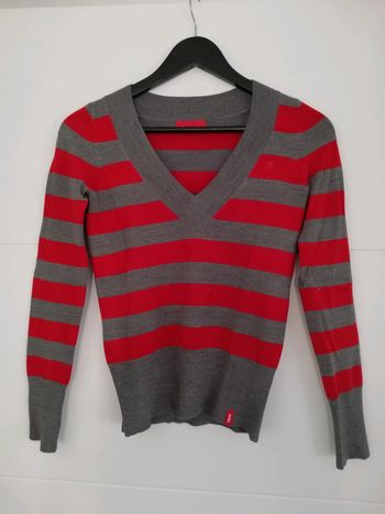 Pull rayé gris et rouge