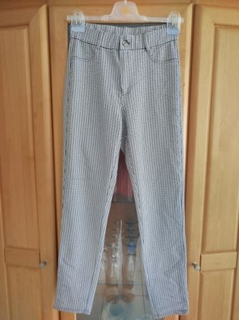 Pantalon motif pattes de poules 
Taille 38 
Couleur : marron, Bleu marine, blanc 
Fausses poches à l'avant 
Très bon état aucun défaut