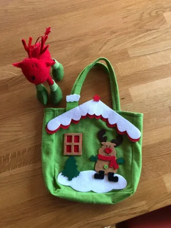Ensemble peluche et pochette feutrine