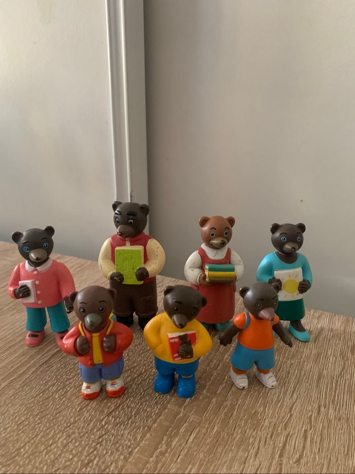 7 figurines petit ours brun  à l’école