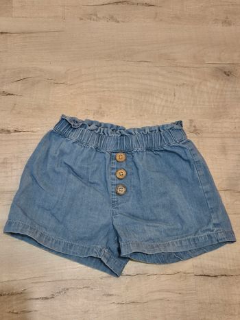 Short fille
Marque fashion private company 
Taille 24 mois