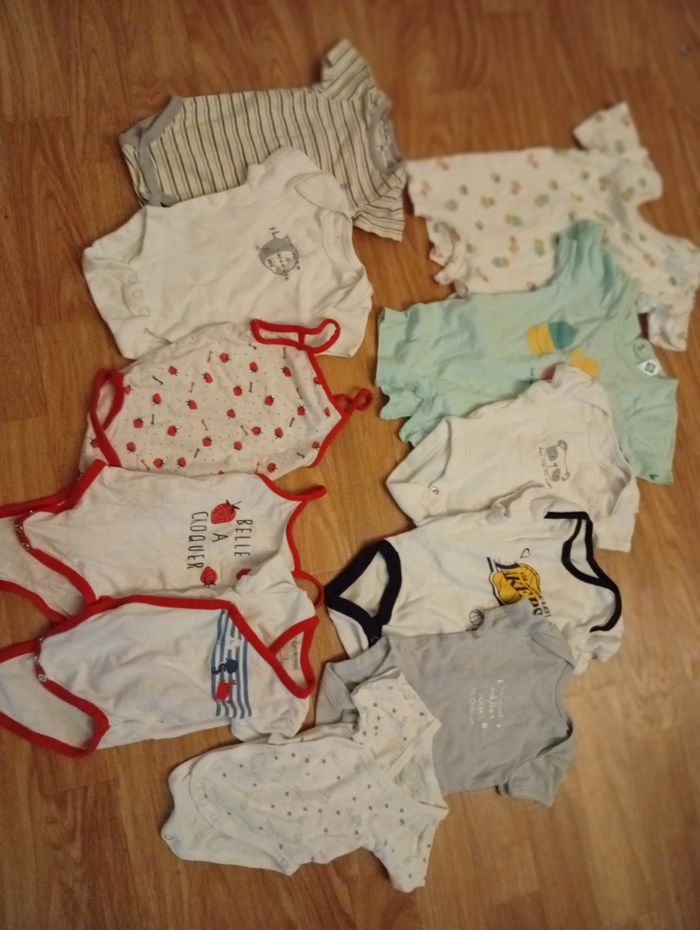 Lot vêtements naissance - 1 mois (35 pièces) - photo numéro 9