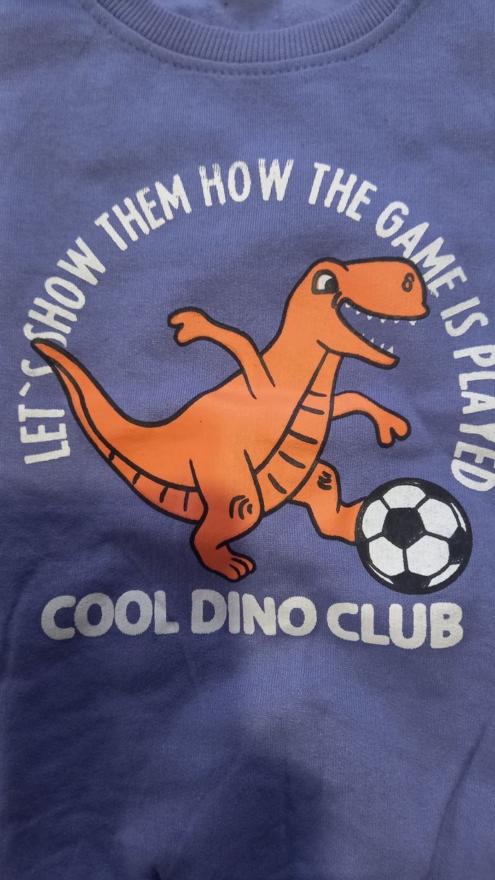 Sweat Dino au foot 116 cm neuf - photo numéro 2