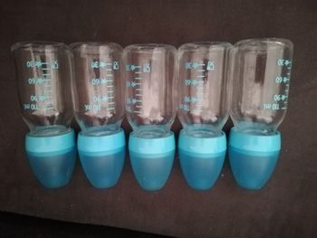 Petits biberons en verre