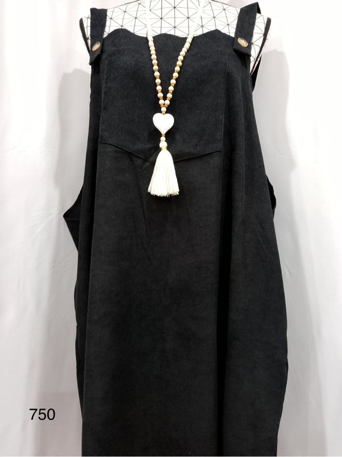 Robe salopette noire grande taille 54 coupe ample avec poches pratiques, look moderne et décontracté