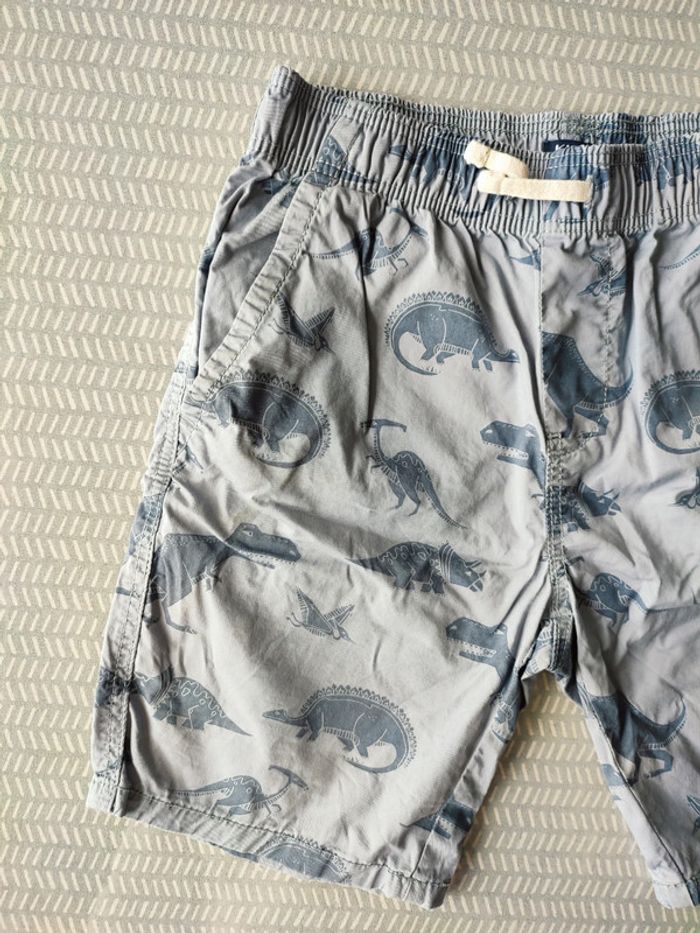 Short garçon motif dinosaures – Taille 9 ans
Marque : Kiabi - photo numéro 2