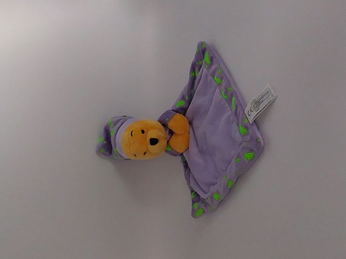 Doudou Winnie l’ourson mauve luminescent vert DISNEY NICOTOY SIMBA bonnet violet - photo numéro 3