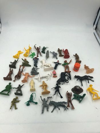 Lot de 39 figurines Soldats Plastiques divers