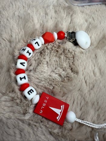 Attache tétine tesla