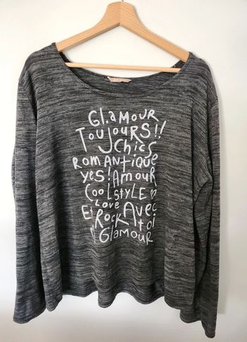 Pull gris foncé avec écritures en excellent état Taille 50 soyez suzie