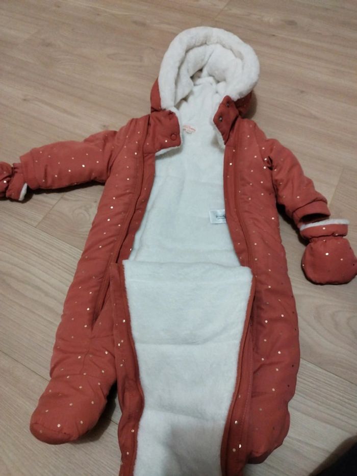 Combinaison bébé fille 6 mois. chaude et très pratique .gants intégrés. Neuve sans étiquette - photo numéro 6