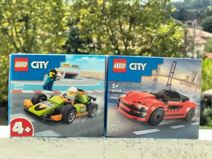 Lego city la voiture de sport rouge et la voiture de course verte