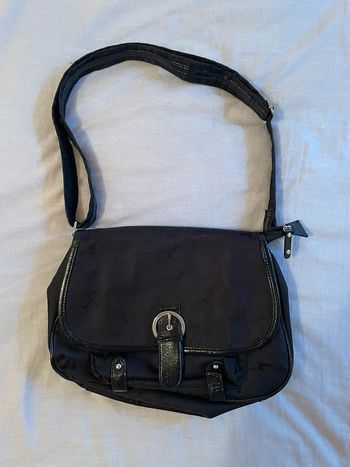 Sac à main noir avec poches
