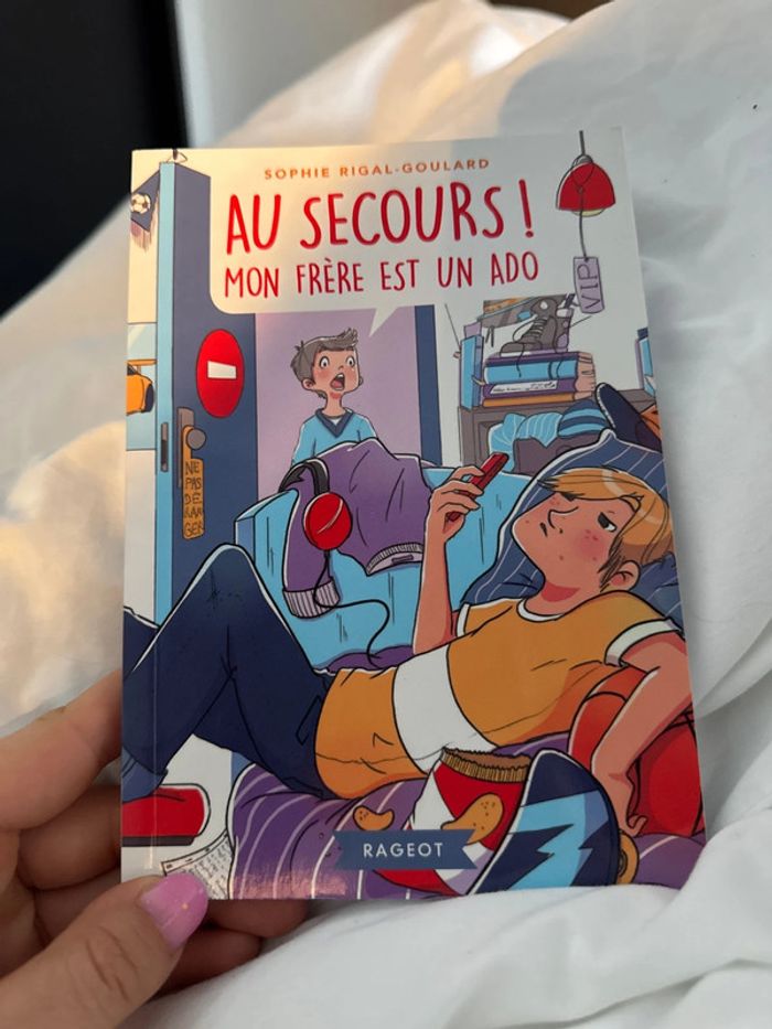 Livre au secours mon frère est un ado