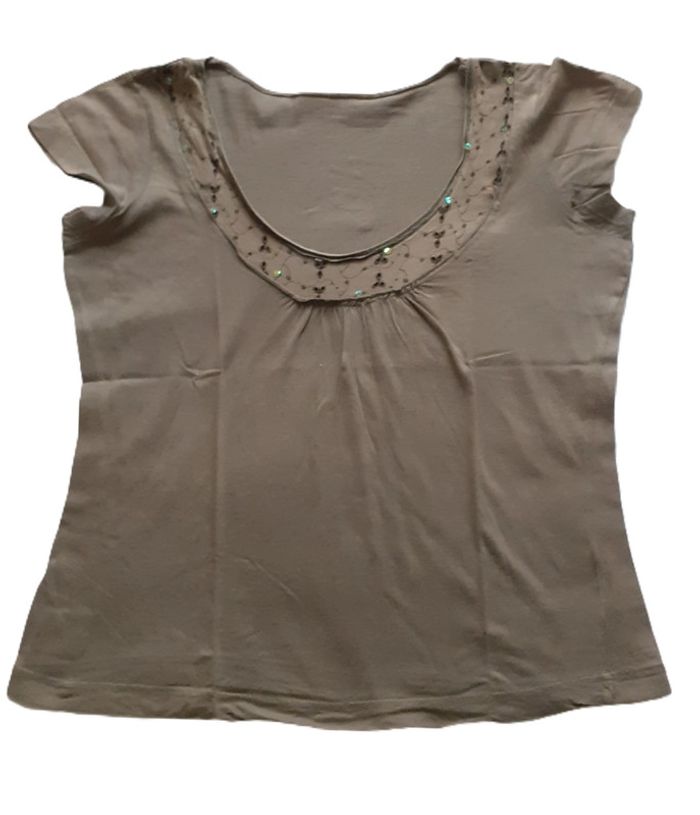 Tee shirt kaki à sequins. Blanche porte.