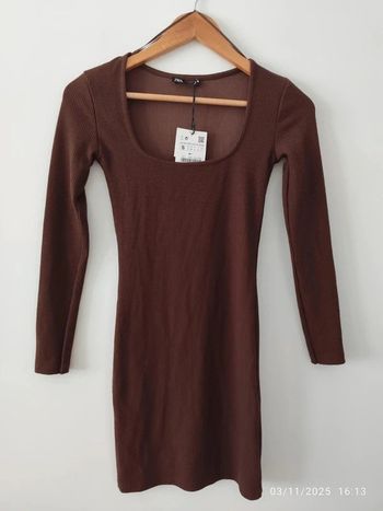 Vestido corto ajustado con escote cuadrado marrón chocolate de Zara