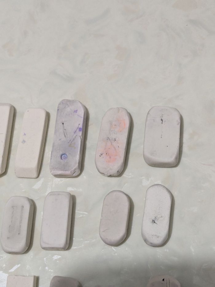 Lot de 21 gommes déjà utilisées. - photo numéro 6