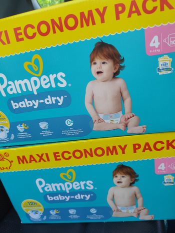 2 cartons de couches Pampers taille 4