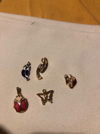 Pendentifs et breloques dorés