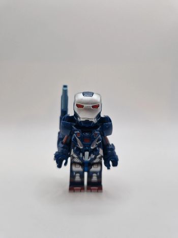 Figurine type lego Warmachine Marvel