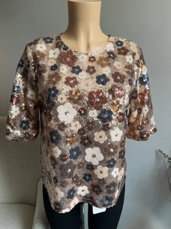 Top à sequins et fleurs très joli