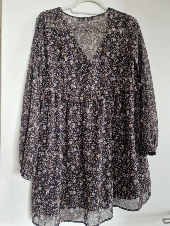 👗 Robe noire à fleurs - photo numéro 3