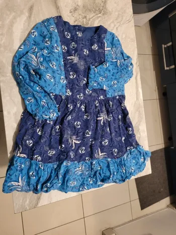 Robe bleue imprimée façon patchwork pour fille