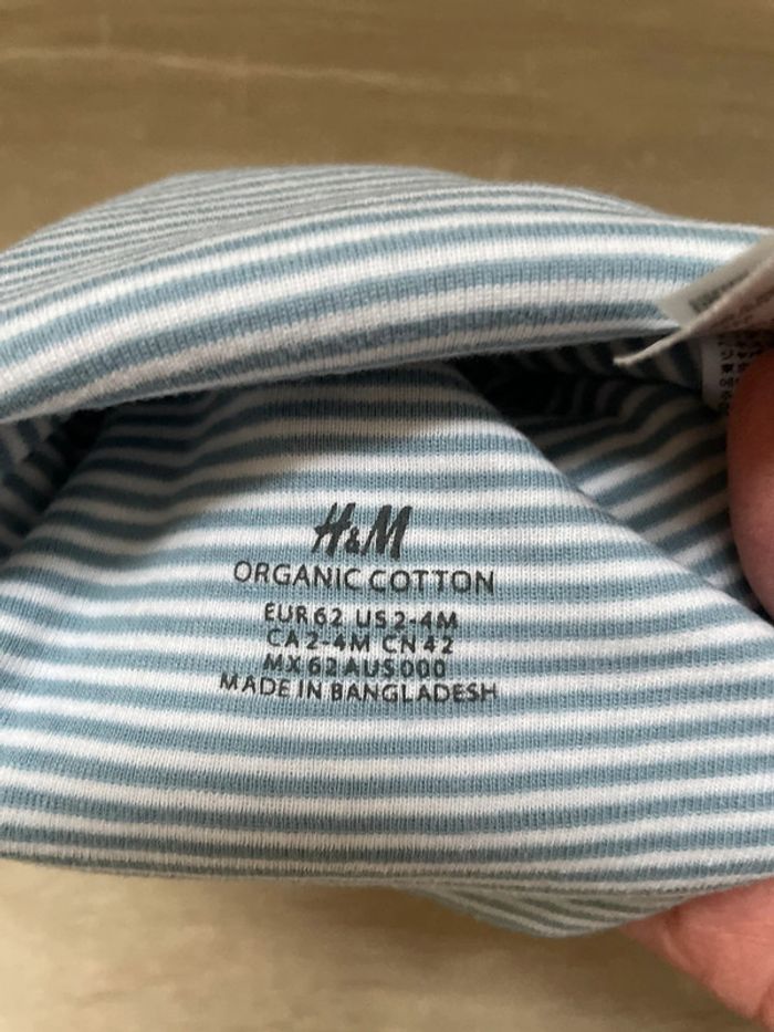 Bonnet bébé « H&M » ligné bleu clair et blanc taille 2-4 mois - photo numéro 2