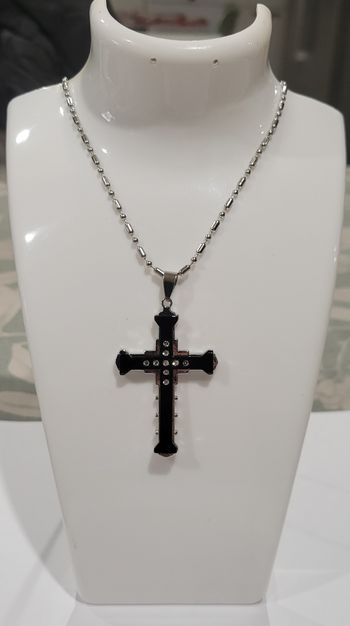 COLLIER CROIX ARGENTE ET NOIRE STRASS ! NEUF !
