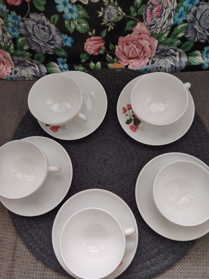 Ensemble de 5 tasses à café et soucoupes Arcopal motifs floraux - photo numéro 6