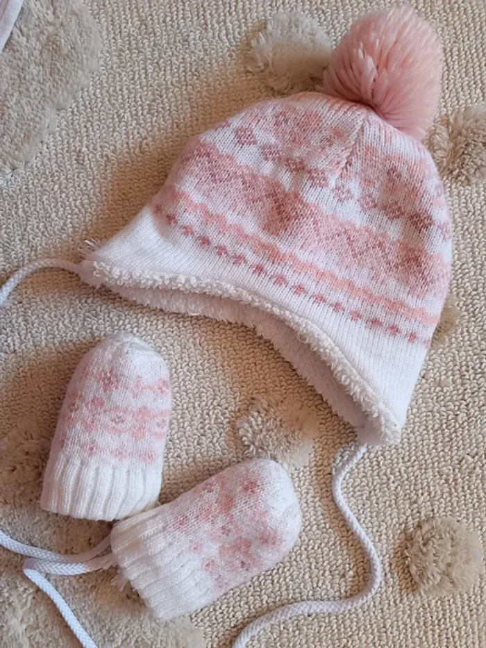 Lot bonnet et moufles chauds 24-36mois - Primark