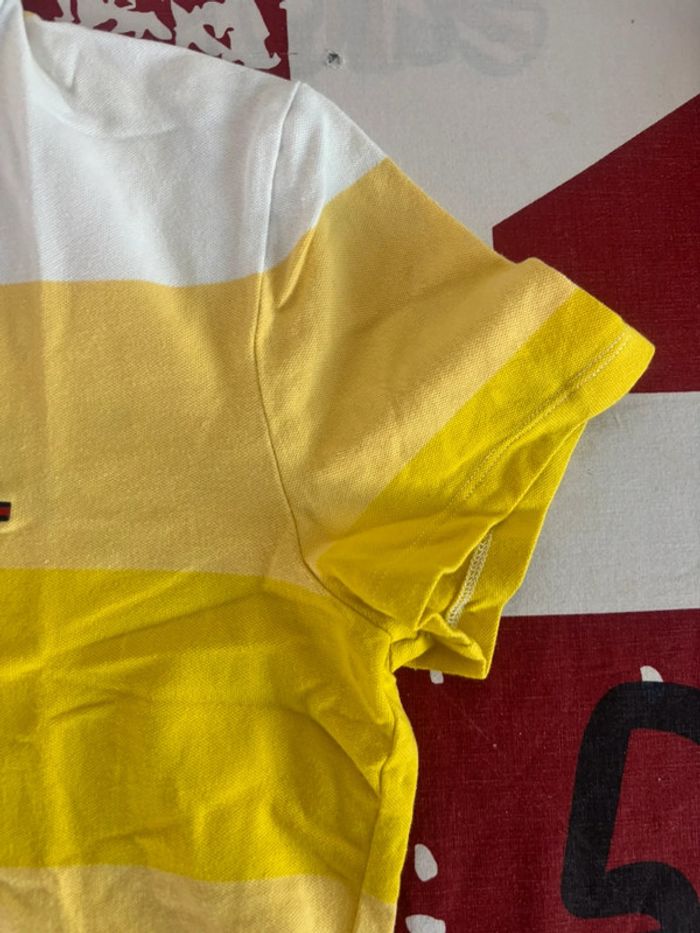 Polo Tommy Hilfiger taille M blanc liserés jaune col V ouvert - photo numéro 3