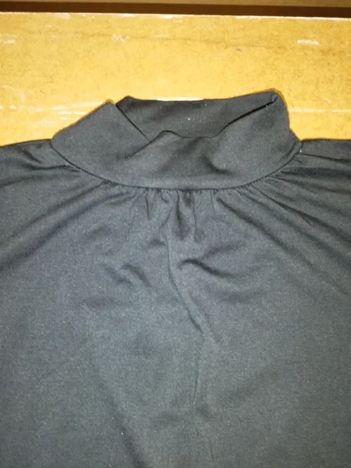 T-shirt noir avec petit col M - photo numéro 2
